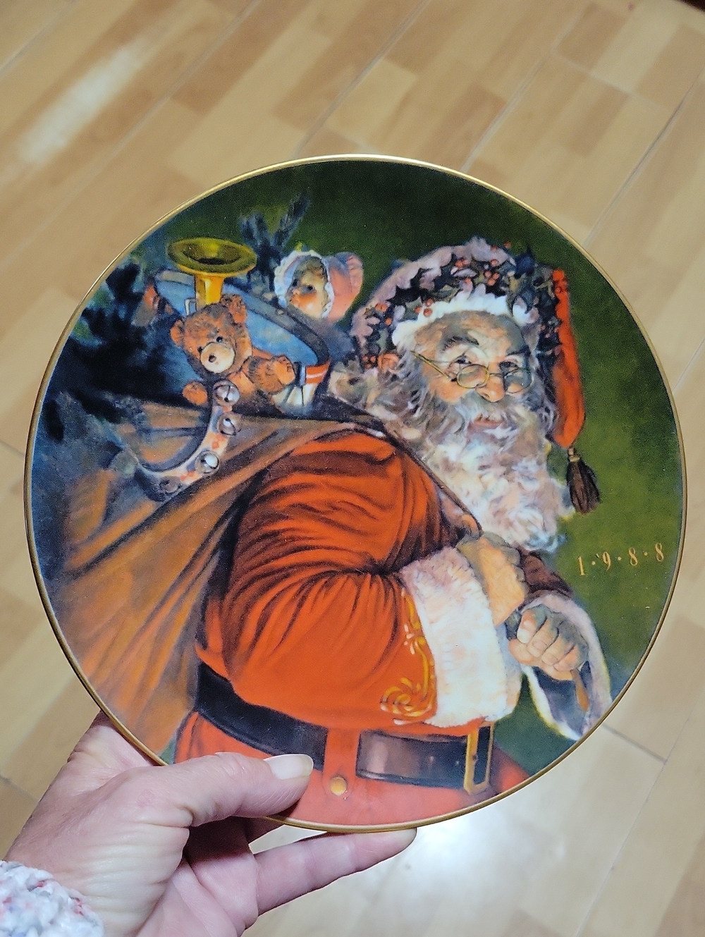 Avon Santa Plate in Red and Green with Gold Trim 8"